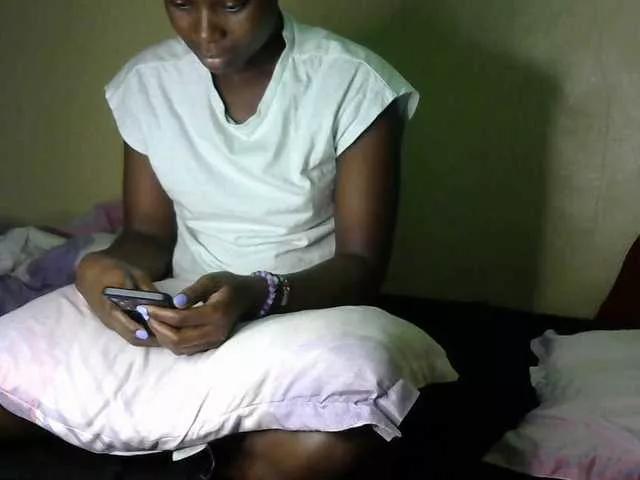 Lorahanna5 on BongaCams 