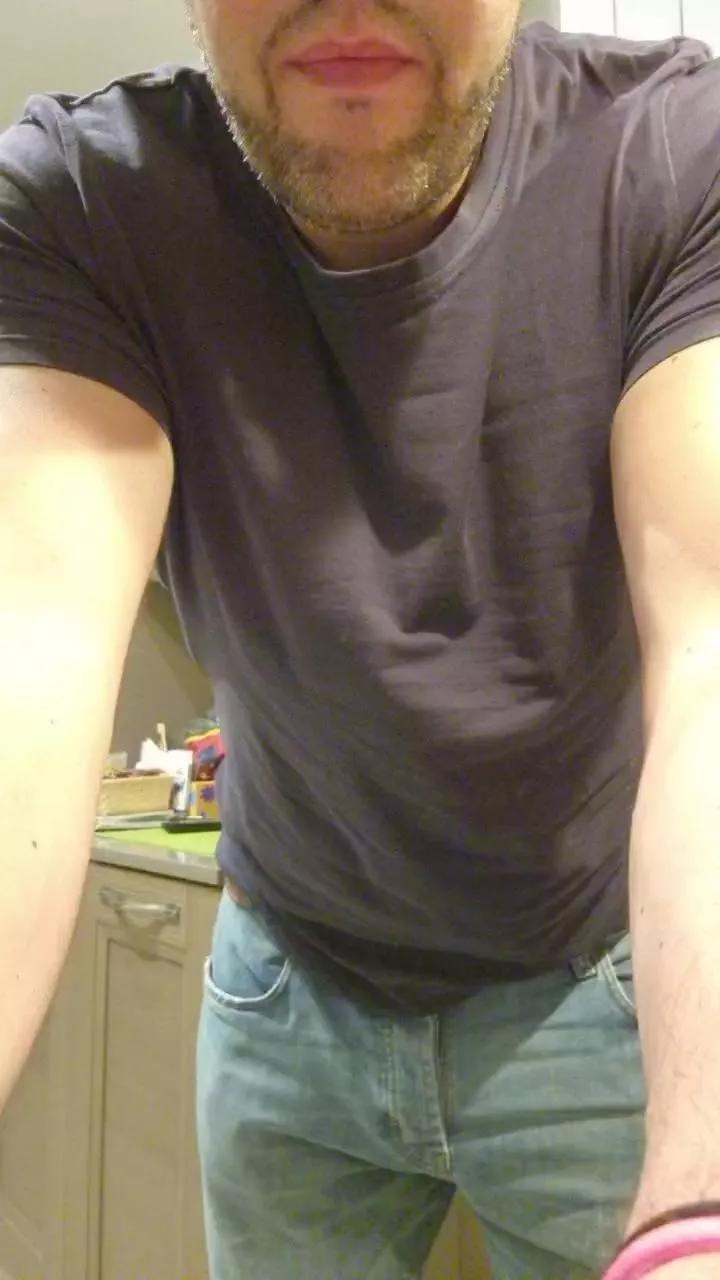 83moro83 on Cam4 