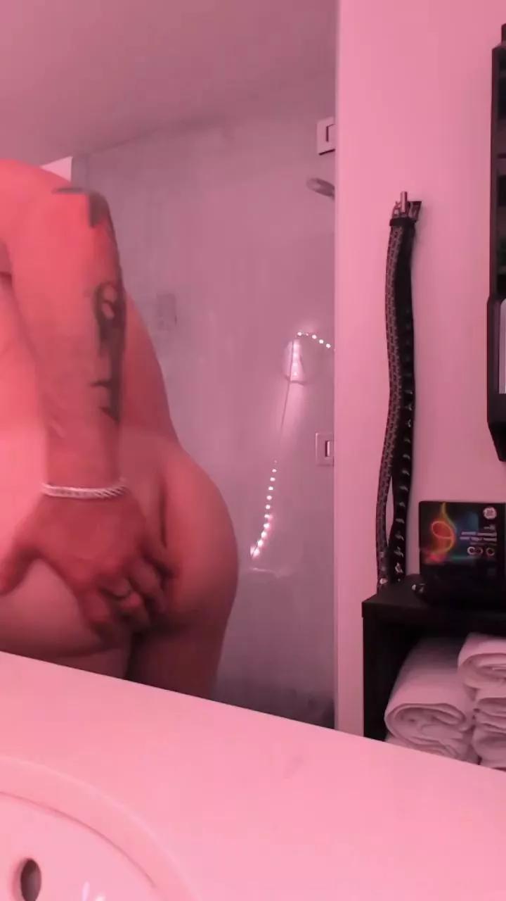 Adamd925 on Cam4 