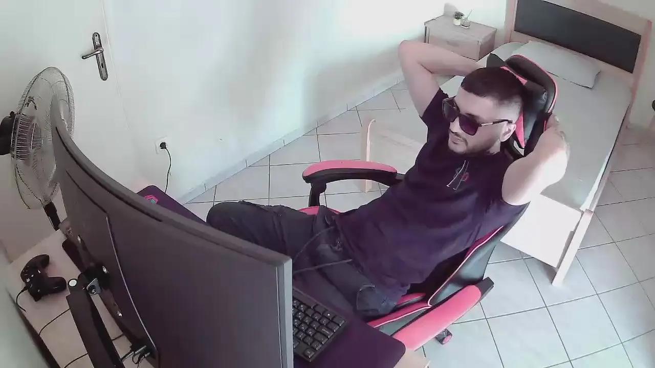 Offline AlbanianFker21 on Cam4