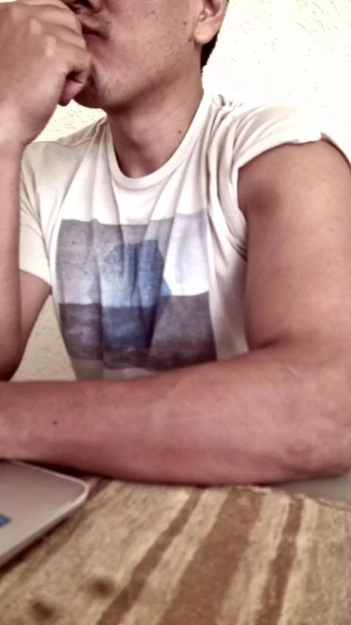 Offline alejcamo on Cam4