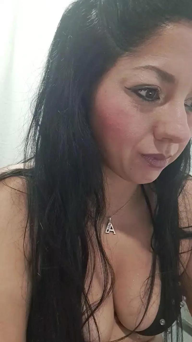 Offline bella_milf1 on Cam4