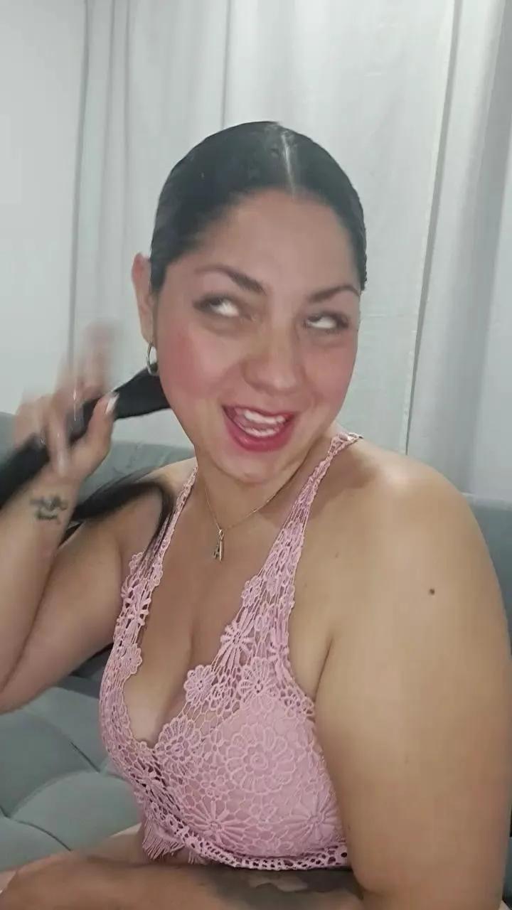 Offline bella_milf1 on Cam4