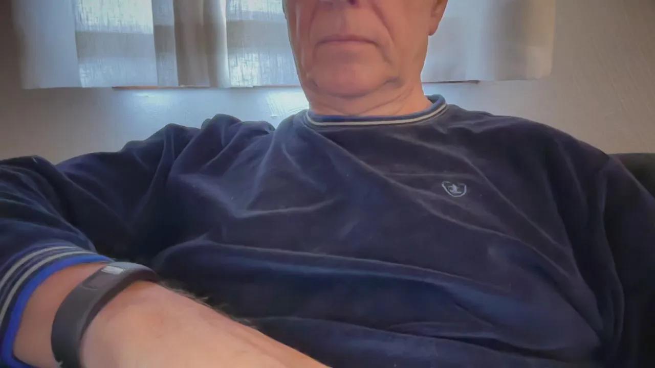 Offline Bernie2620 on Cam4