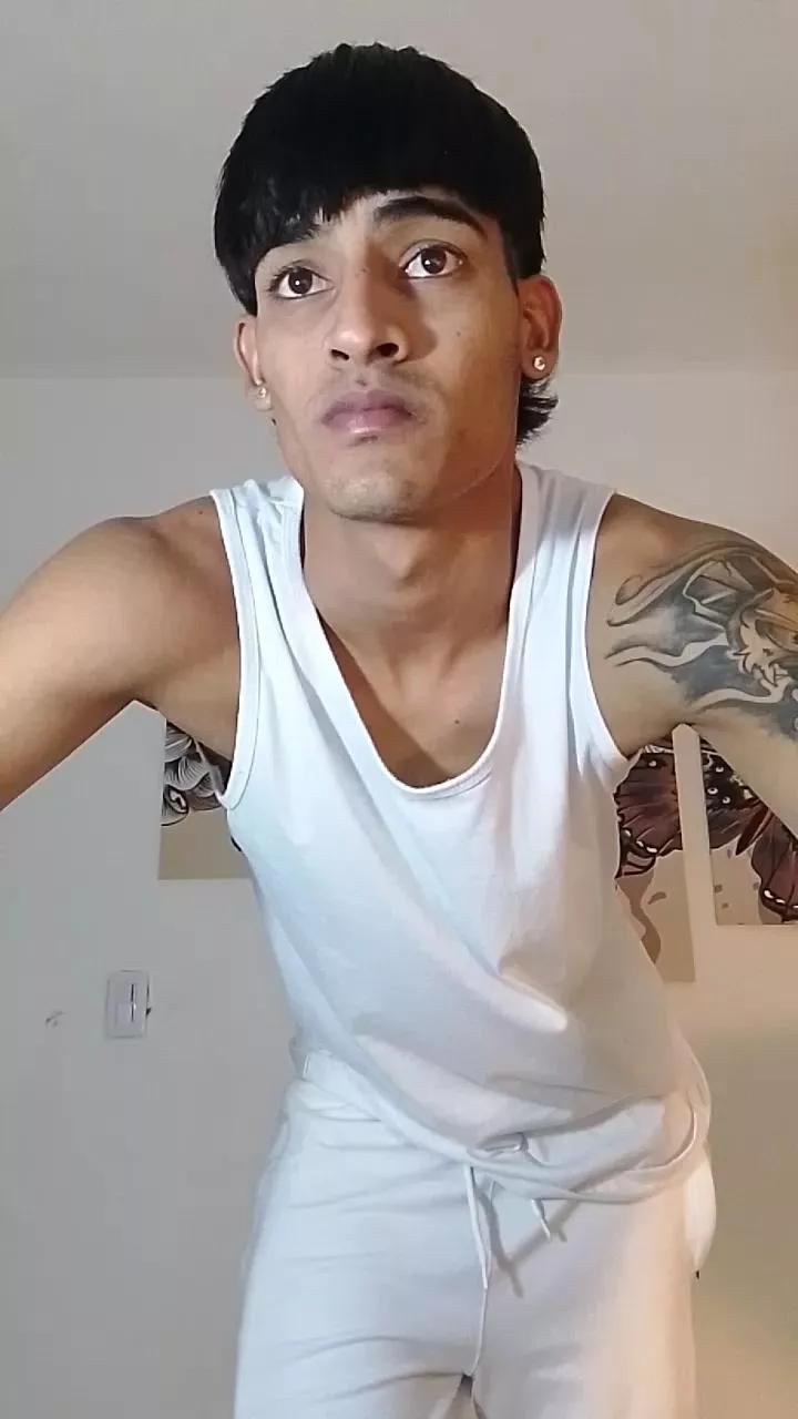 biglatinhard23 on Cam4 
