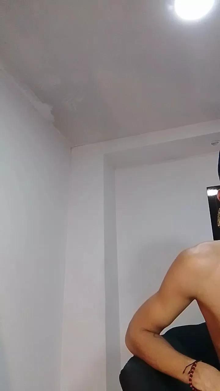biglatinhard23 on Cam4 