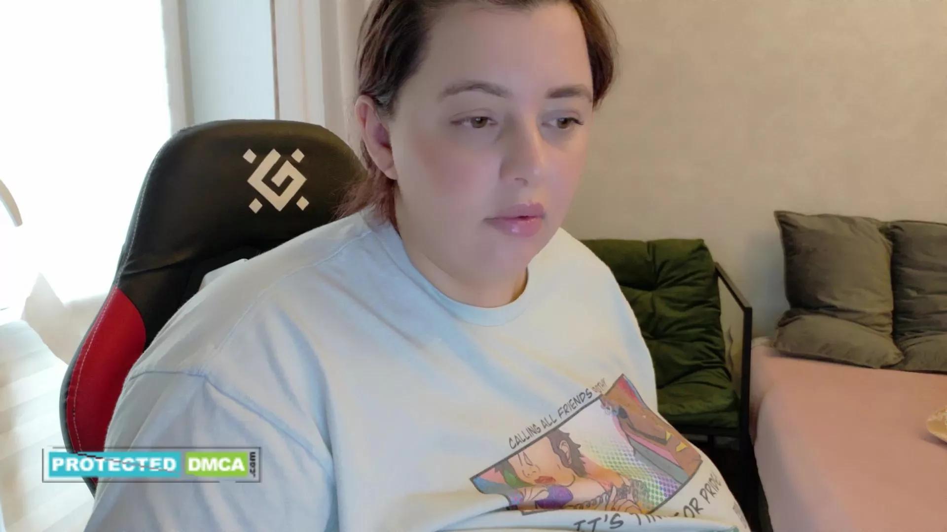 Bigtitsbaby90 on Cam4 