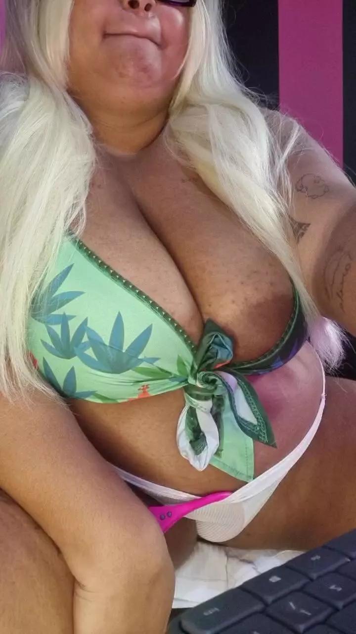 BlackQueen1992 on Cam4 