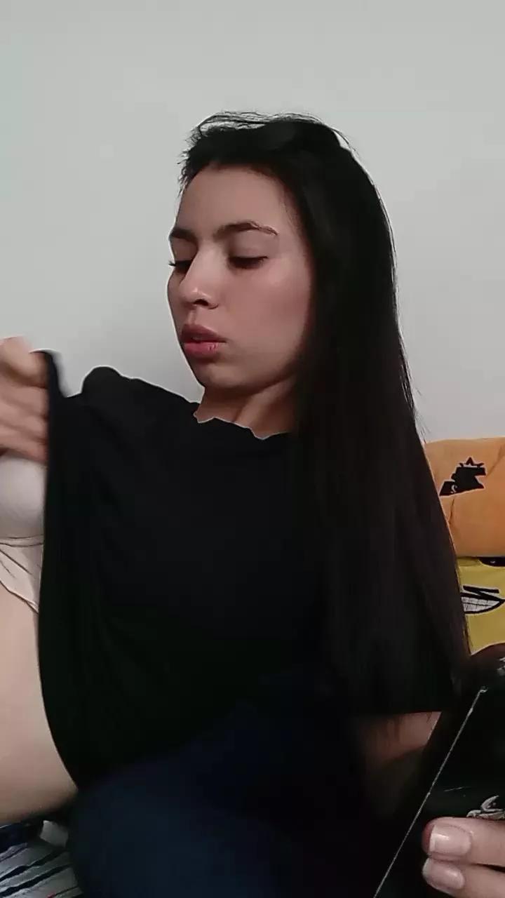 Carohot69 on Cam4 