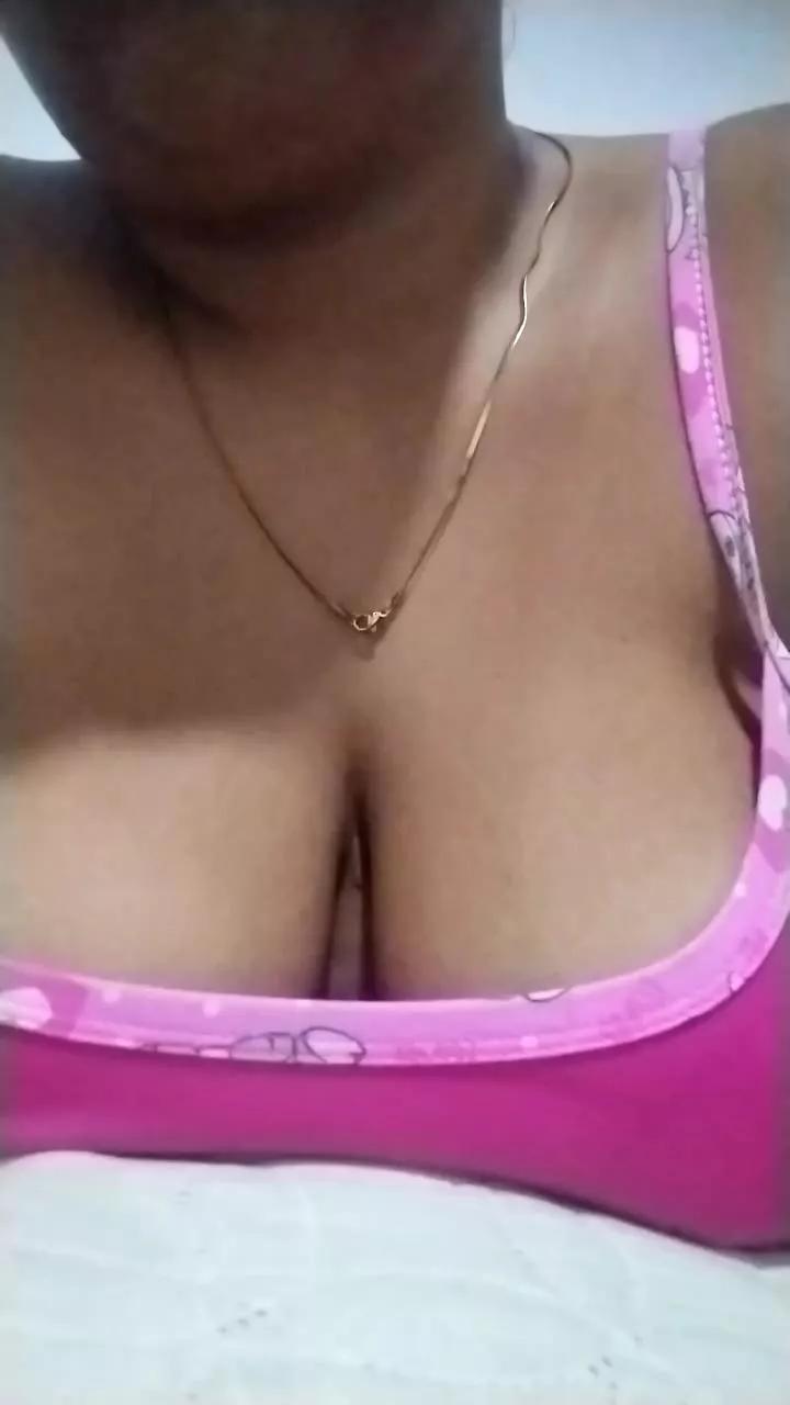 Couplehot223 on Cam4