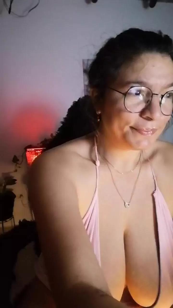 CrazyMom69 on Cam4 