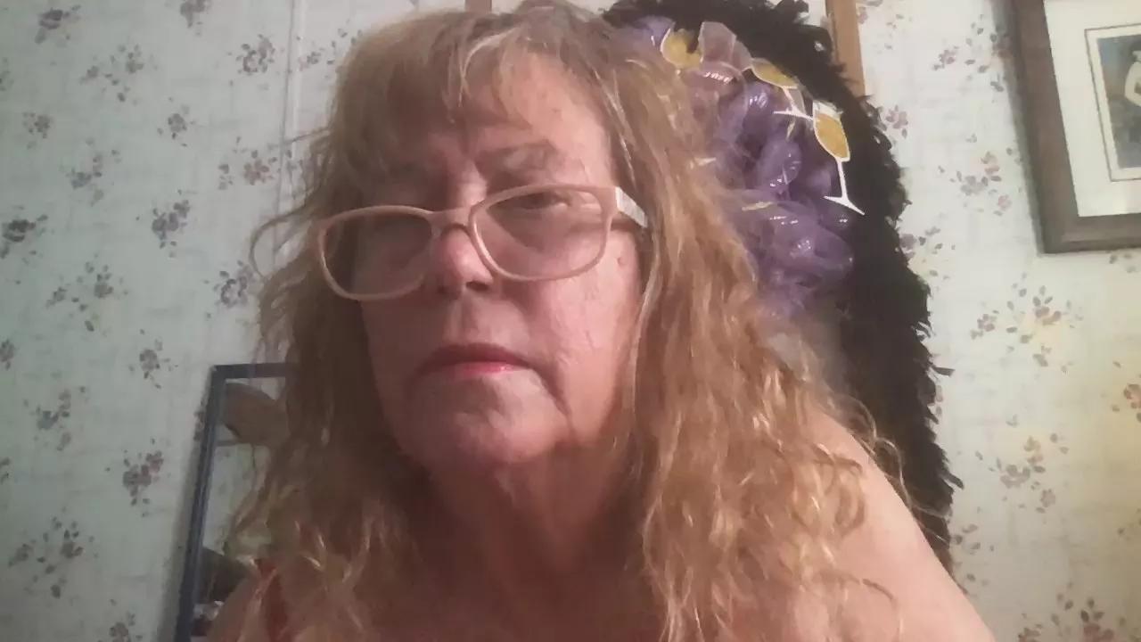curvygranny1972 on Cam4 