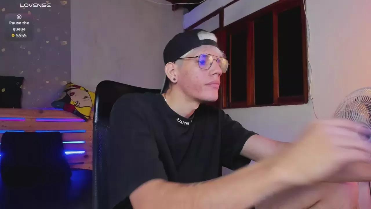 Freechat david_huge on Cam4