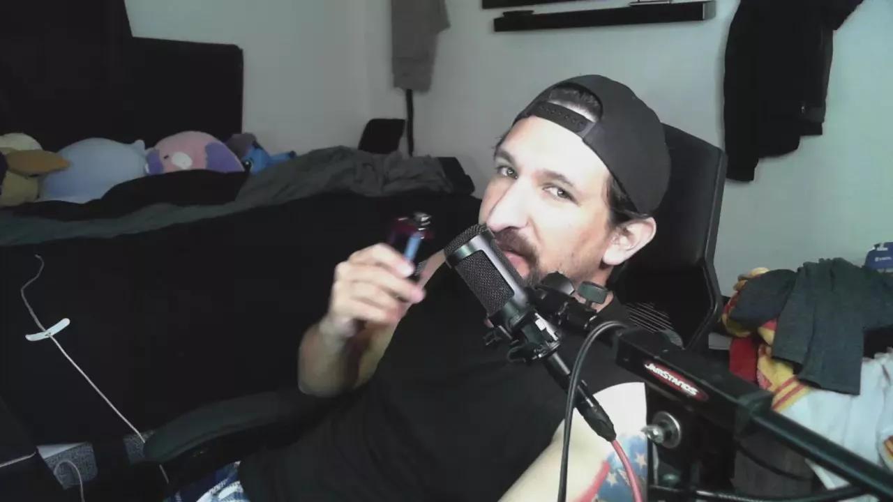 devilPup75 on Cam4 