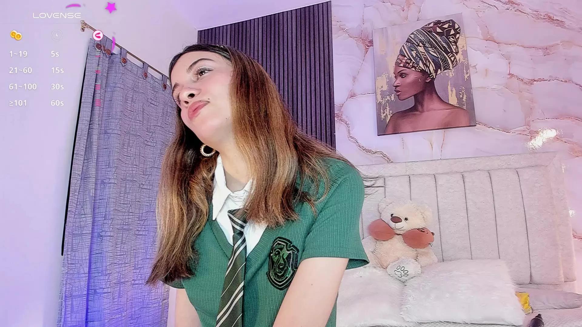 devine_simone on Cam4 