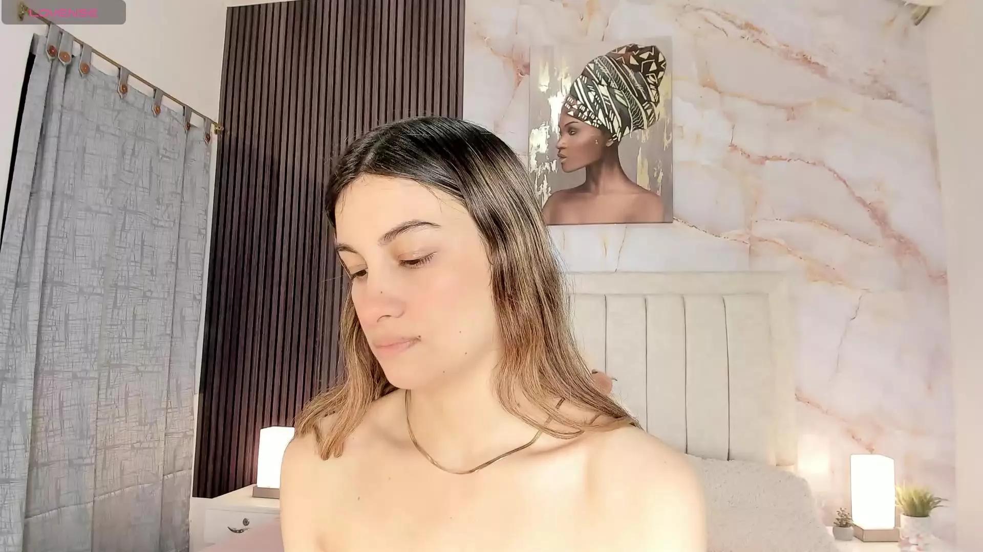 devine_simone on Cam4 
