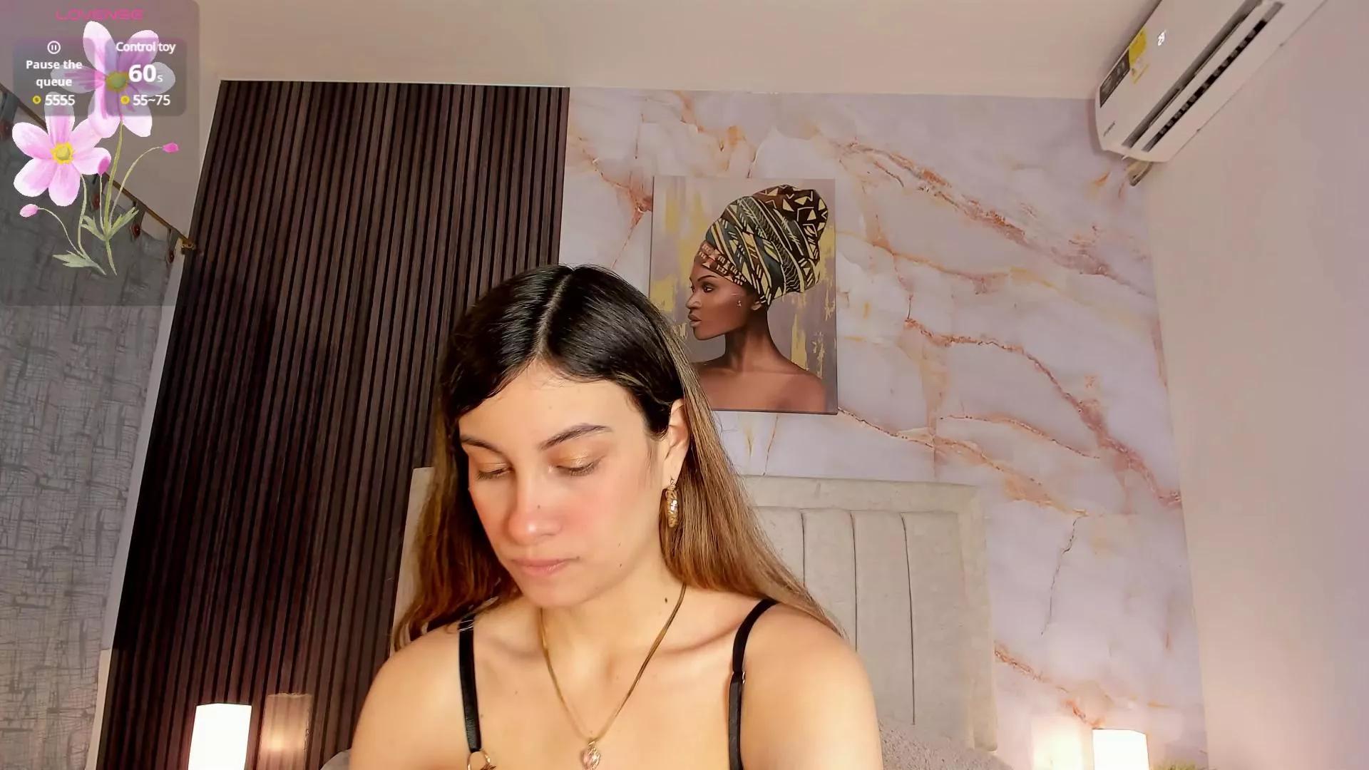 devine_simone on Cam4 