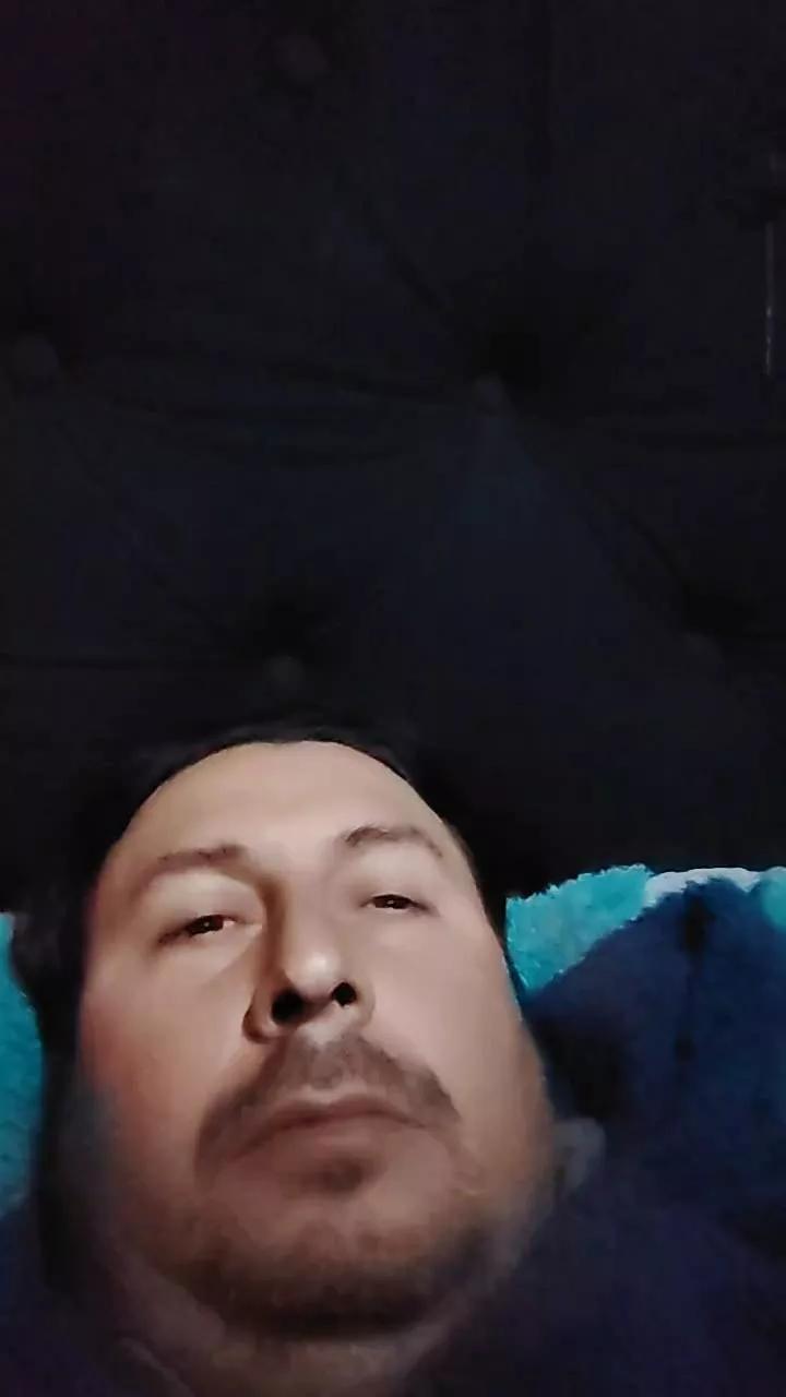 Offline emilio20yhot on Cam4