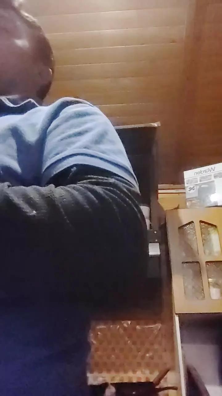 Offline emilio20yhot on Cam4