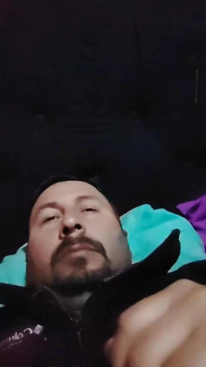 Offline emilio20yhot on Cam4