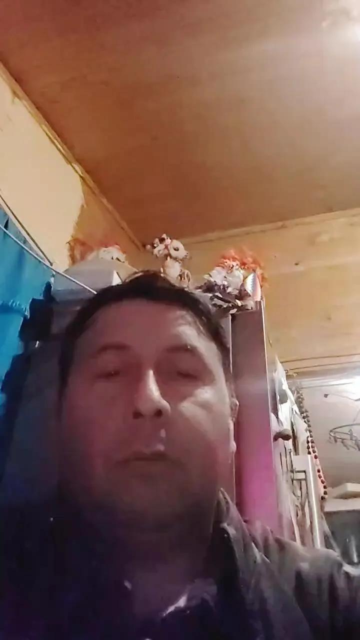 Offline emilio20yhot on Cam4