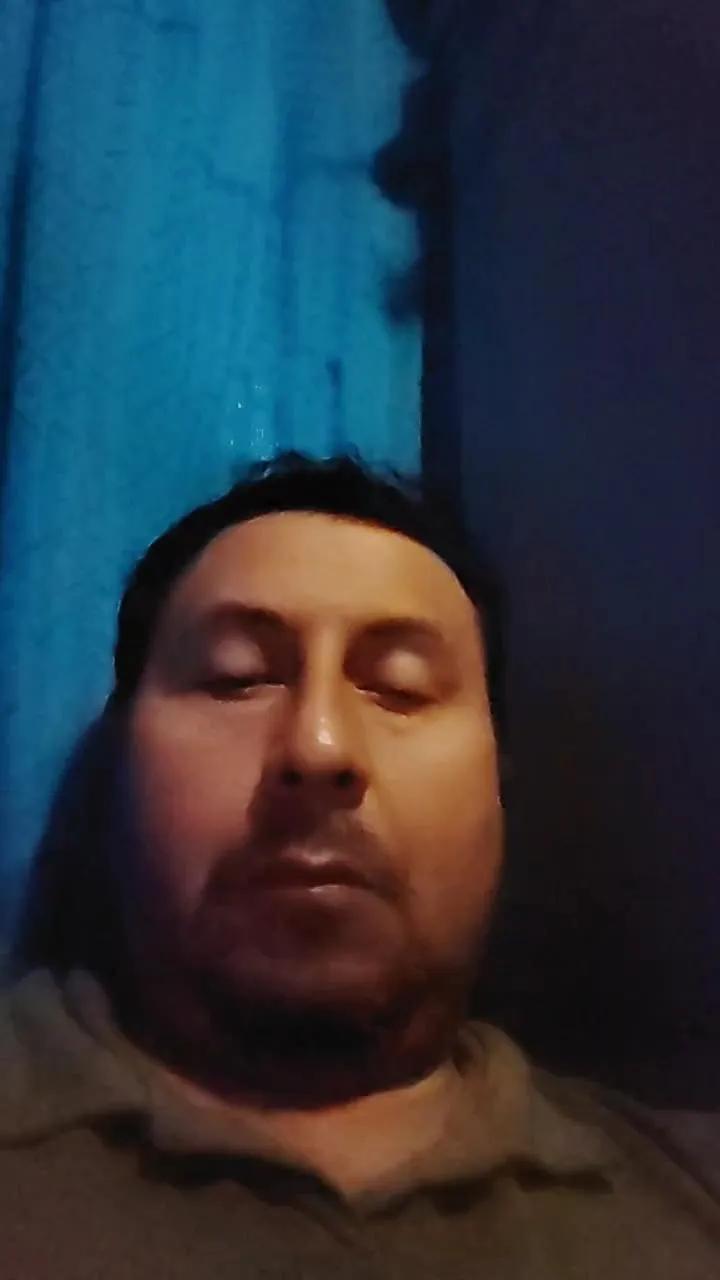 Offline emilio20yhot on Cam4