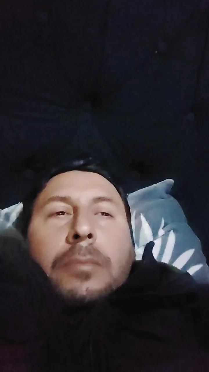 Offline emilio20yhot on Cam4