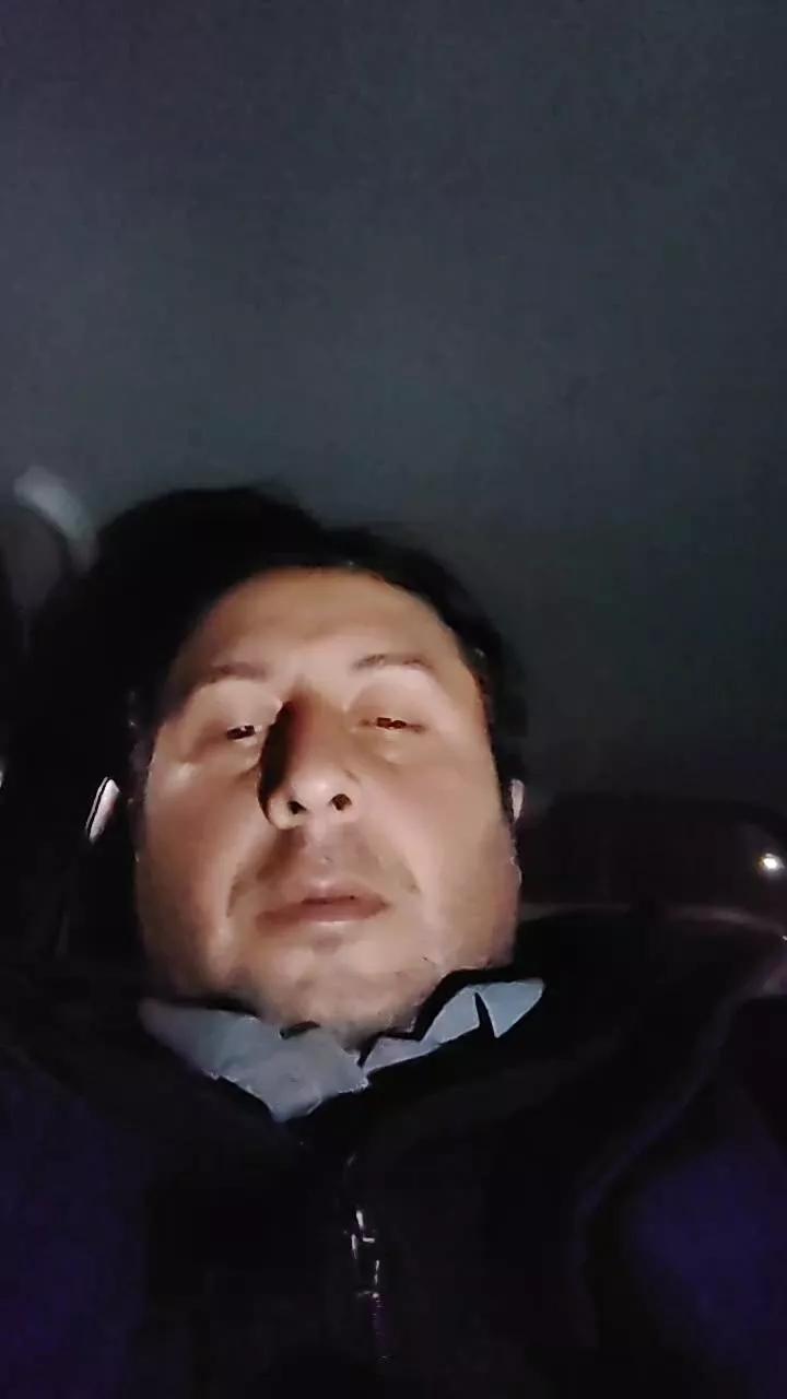 Offline emilio20yhot on Cam4