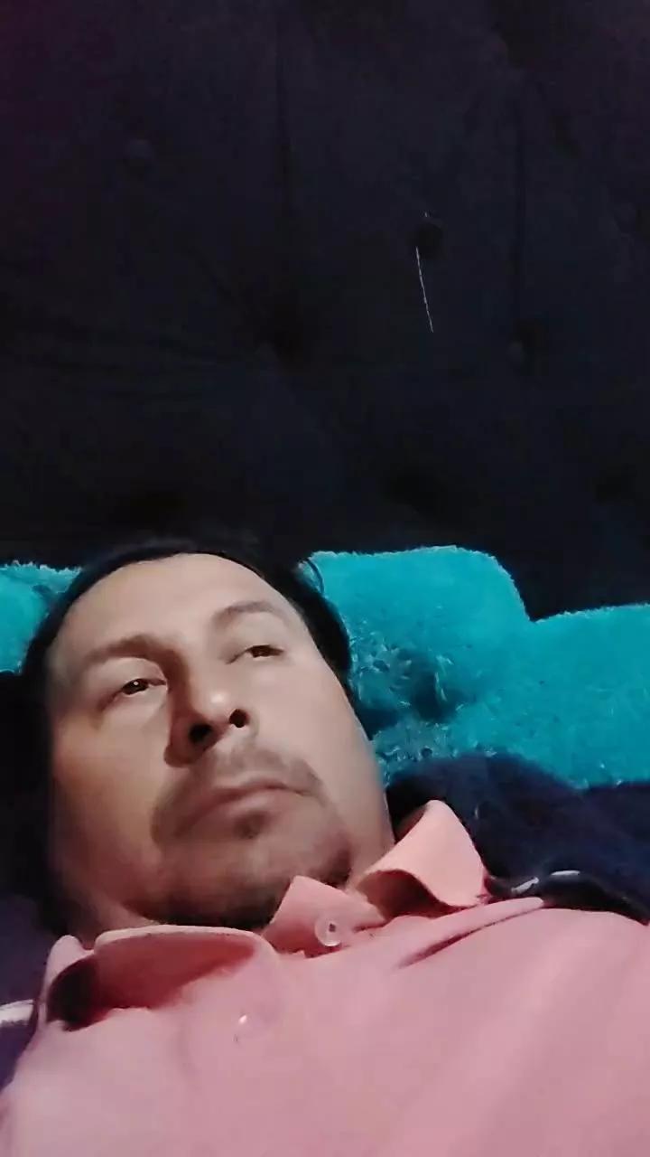 Offline emilio20yhot on Cam4