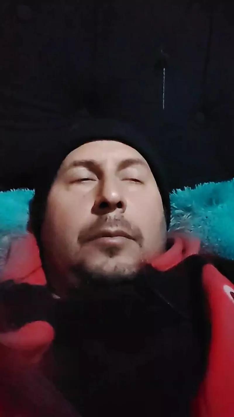 Offline emilio20yhot on Cam4