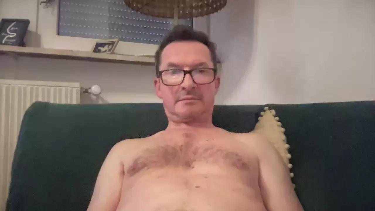 emu49 on Cam4 