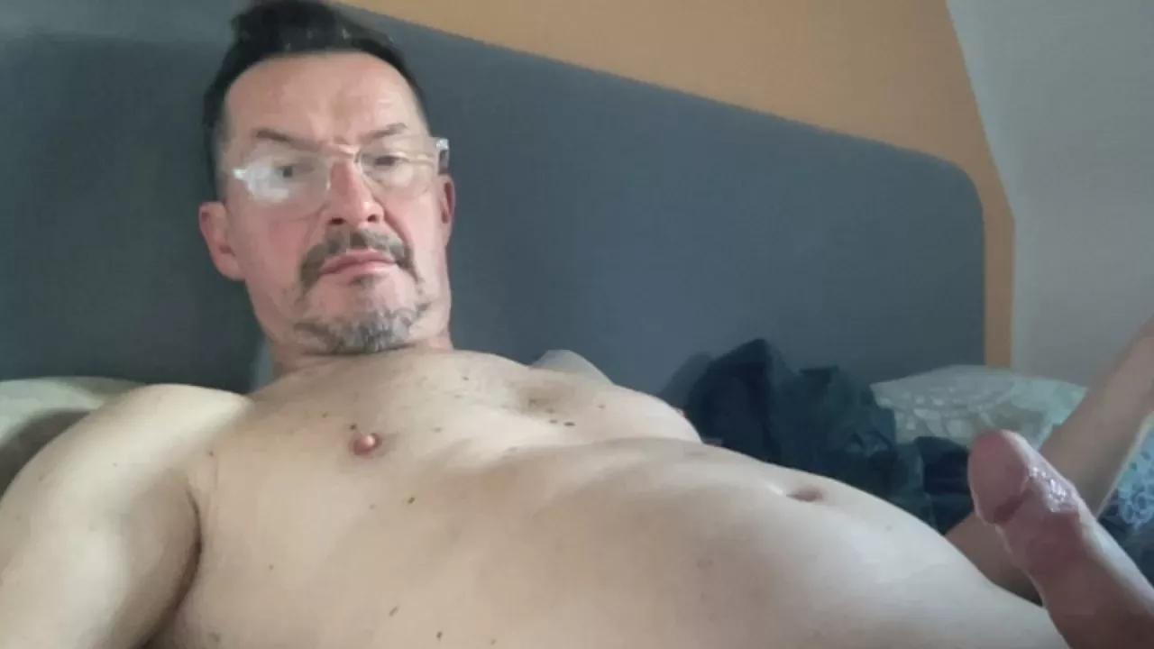 emu49 on Cam4 