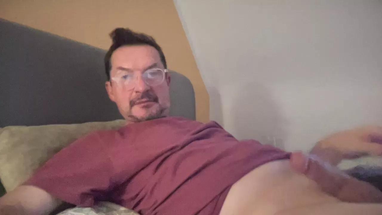 emu49 on Cam4 