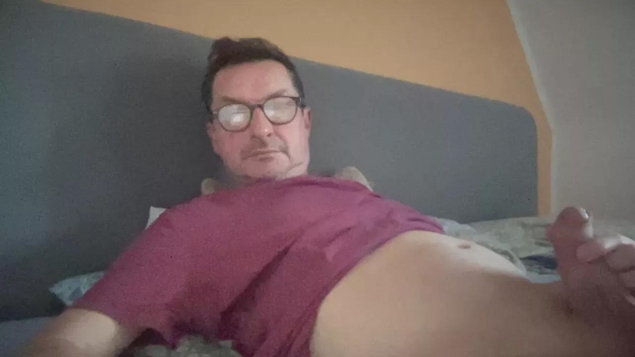 emu49 on Cam4 