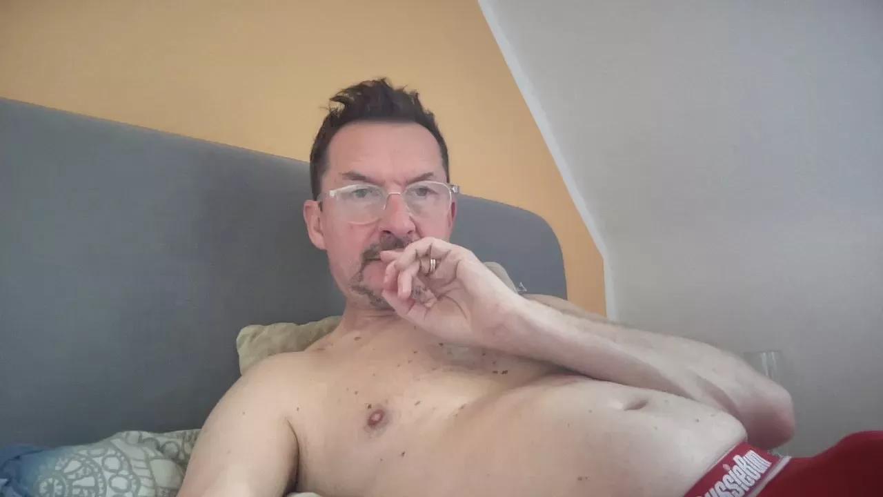 emu49 on Cam4 