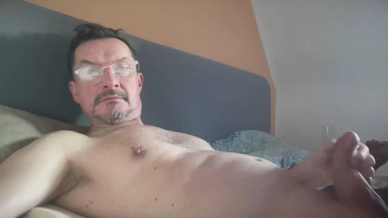 emu49 on Cam4 