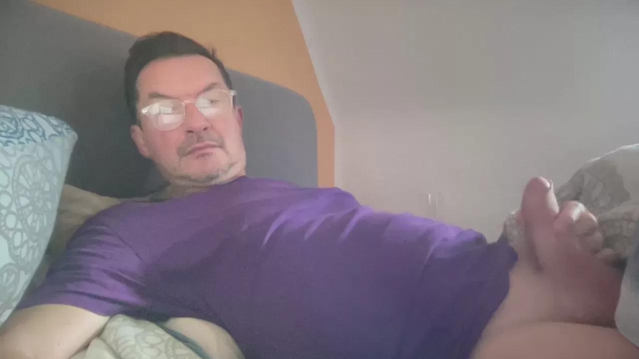 emu49 on Cam4 