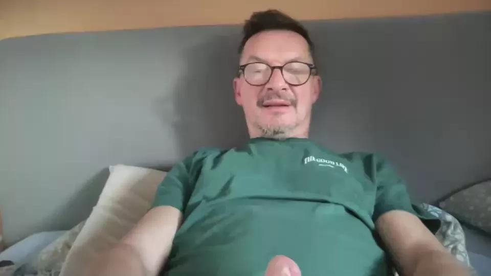 emu49 on Cam4 