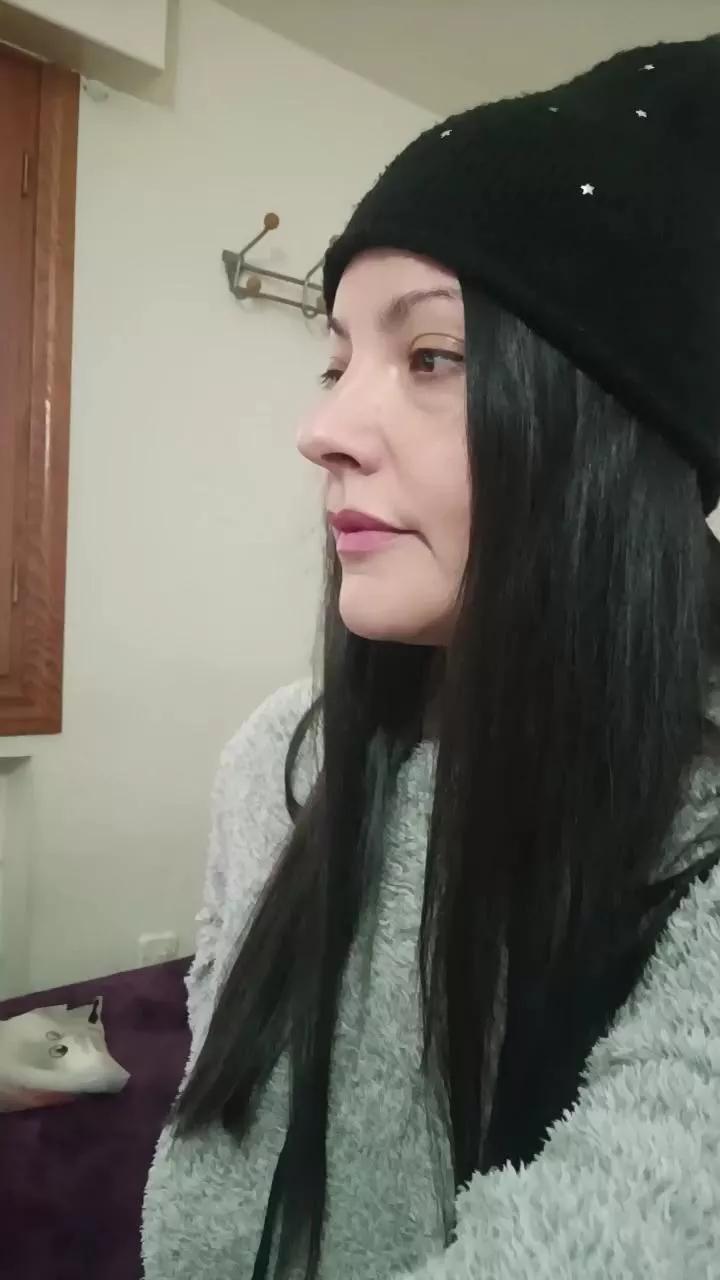 FoxySpanks on Cam4 