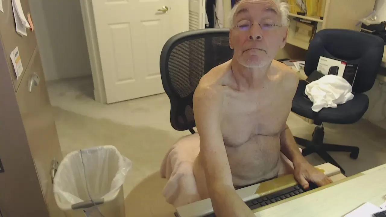 Discover Fun_guy3, he wants to masturbate for you fun_guy3 from Cam4