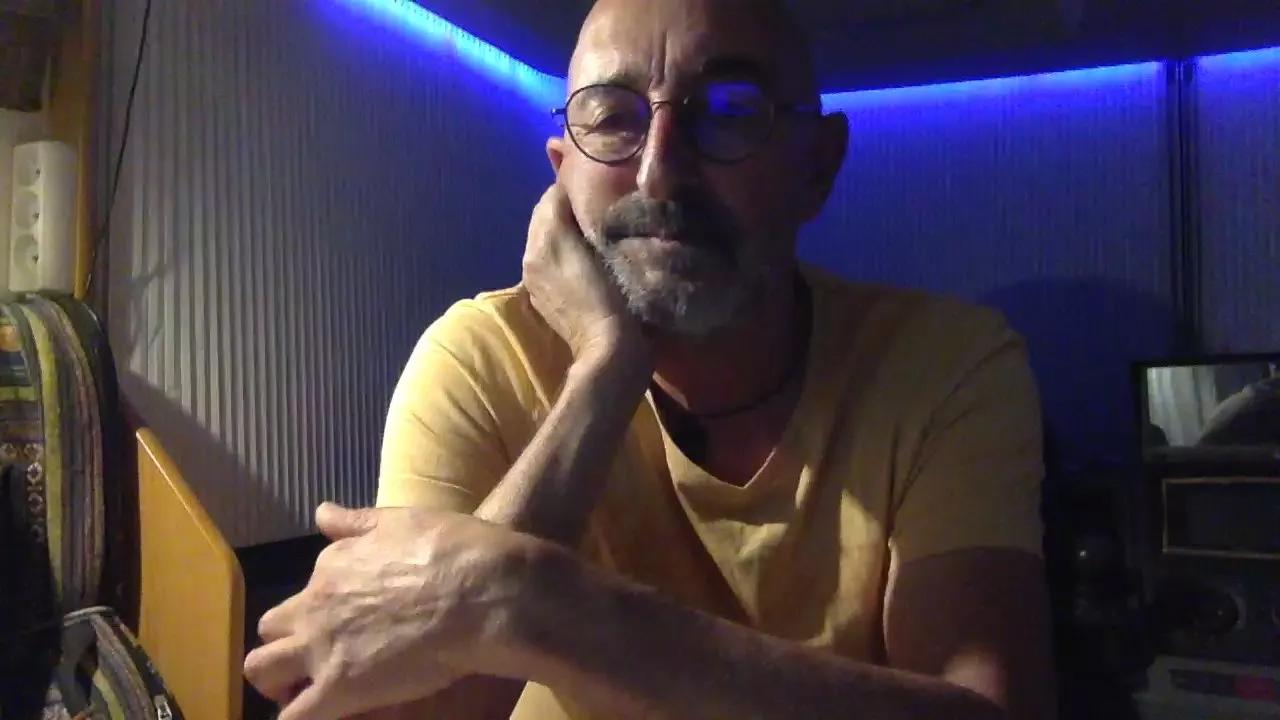 gaypisse1 on Cam4 