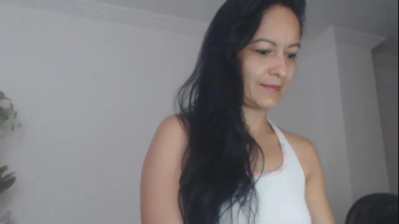 GOLDENBOOTY from Cam4