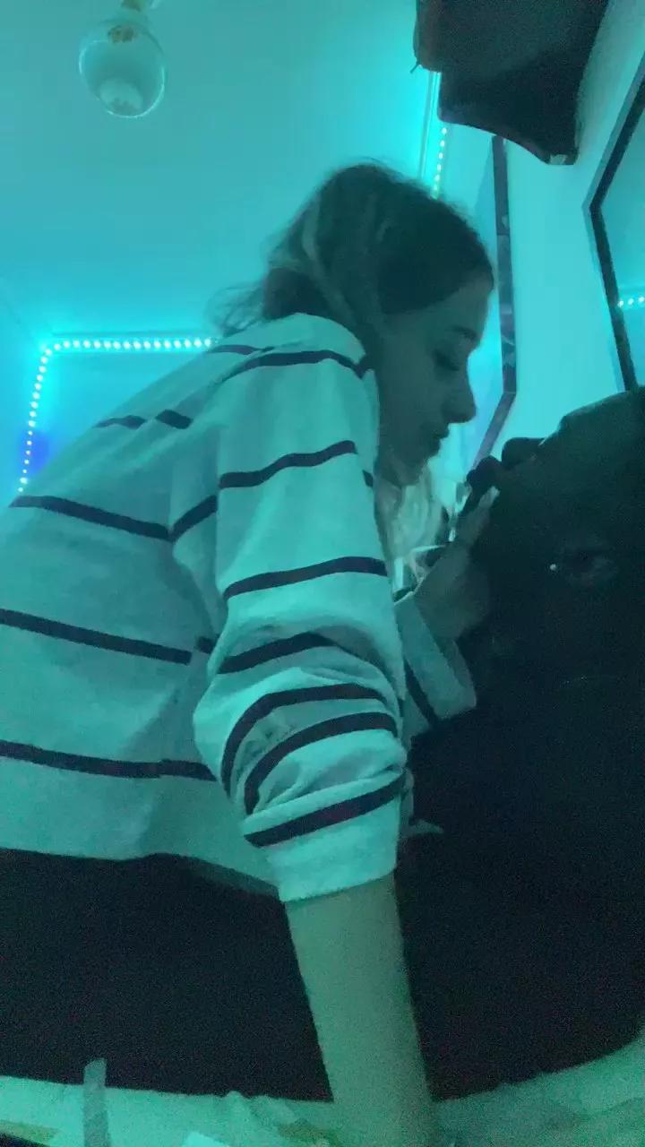 Offline goldenmamis on Cam4