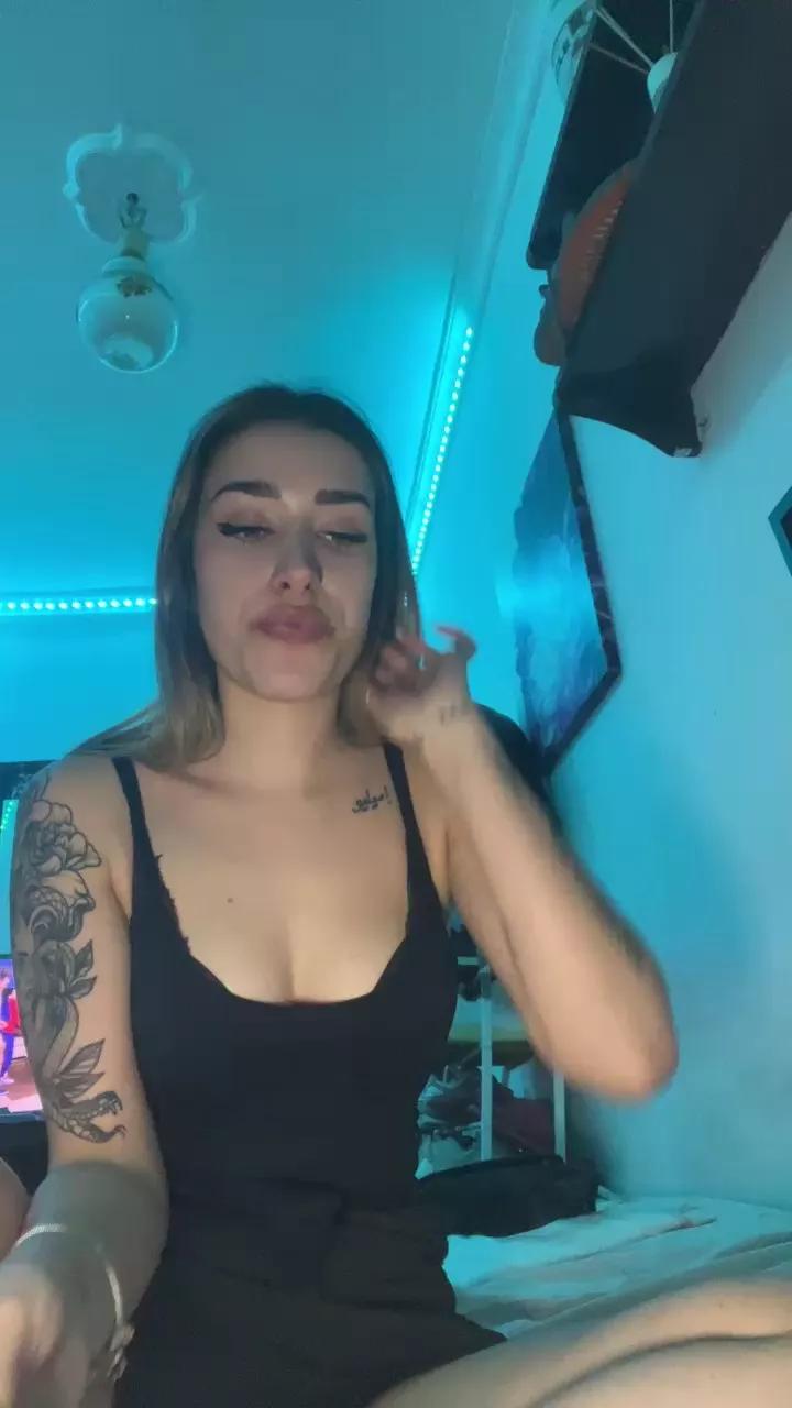 Offline goldenmamis on Cam4