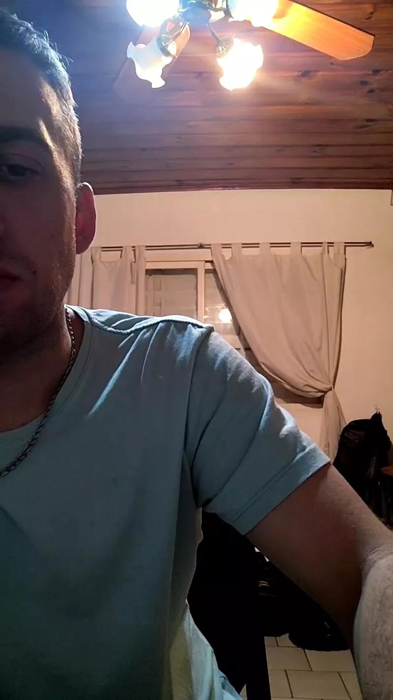 Gonzalito75 on Cam4