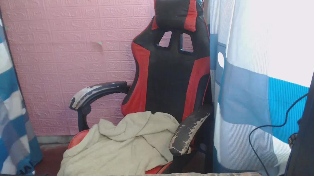 Offline holy_phoebe24 on Cam4