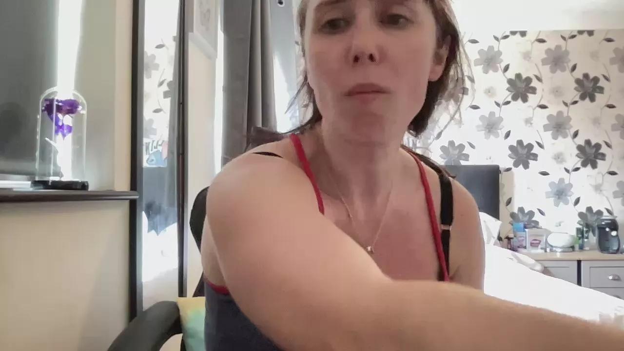 Hotbabe2019 on Cam4 