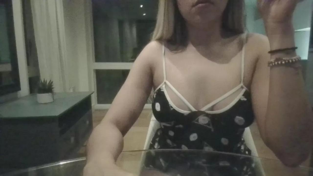 HotCoupleLondon on Cam4 