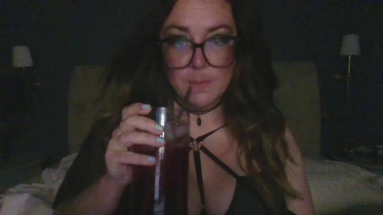 Offline HotHousewife33 on Cam4