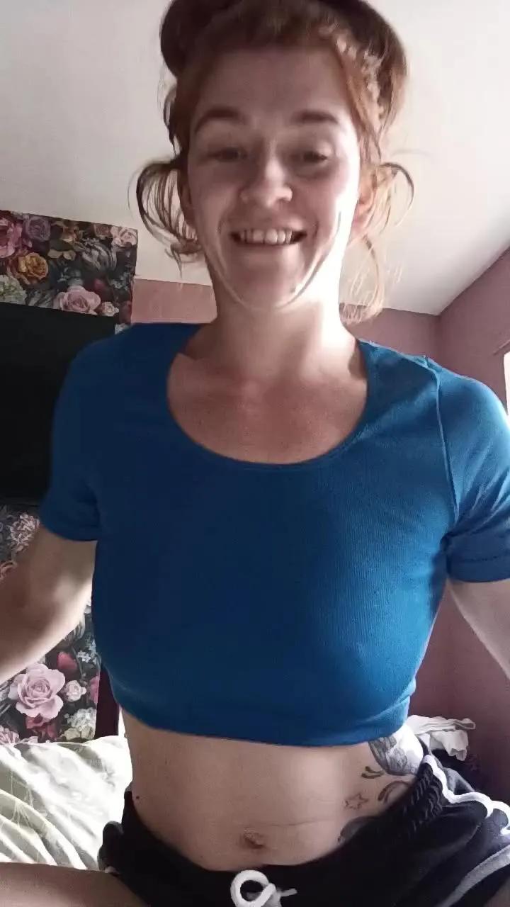 Offline Housewife_Kirst on Cam4